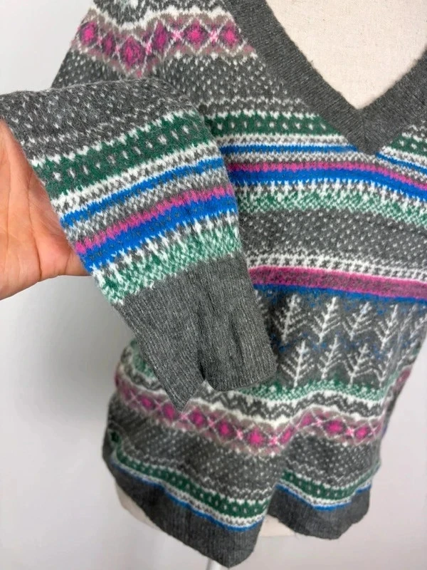 🌸 Grey Pattern V-Neck Winter Sweater Size 38/M 🌸 – photo 2